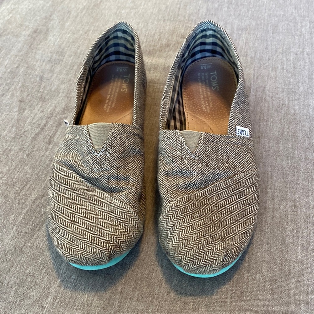 Gray Toms with turquoise sole